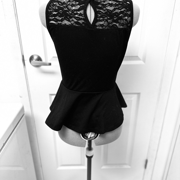 Black sleeveless top with lace - Picture 5 of 5